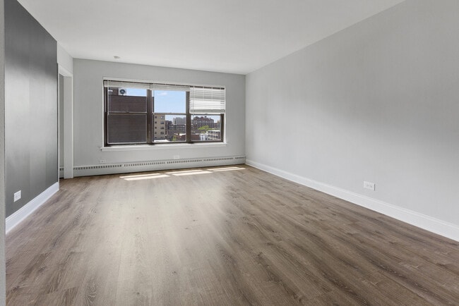 Building Photo - 5858 N Sheridan Rd