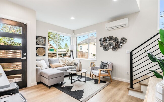 1st floor - living room - 2212 14th Ave S
