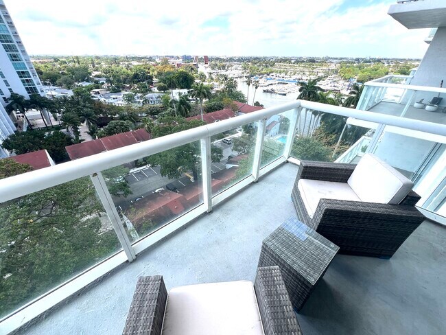 Foto del edificio - 1861 NW South River Dr
