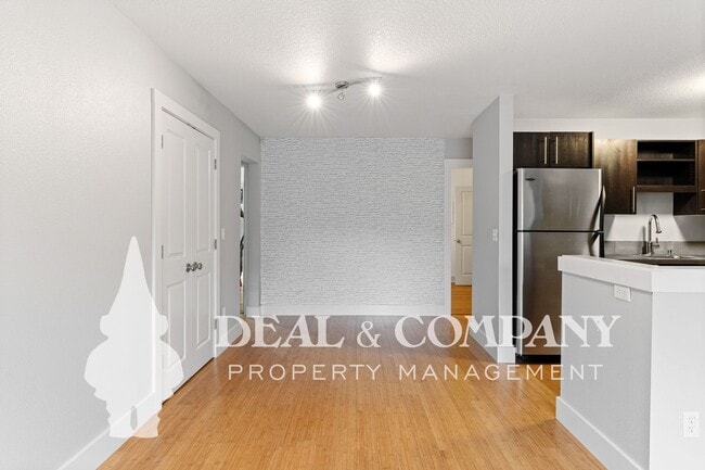 Building Photo - Close-in SE Portland 2 bed/1 bath Condo.