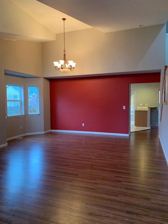 Building Photo - Spacious 4 bed/2.5 Bath Single Family Home Hillsboro