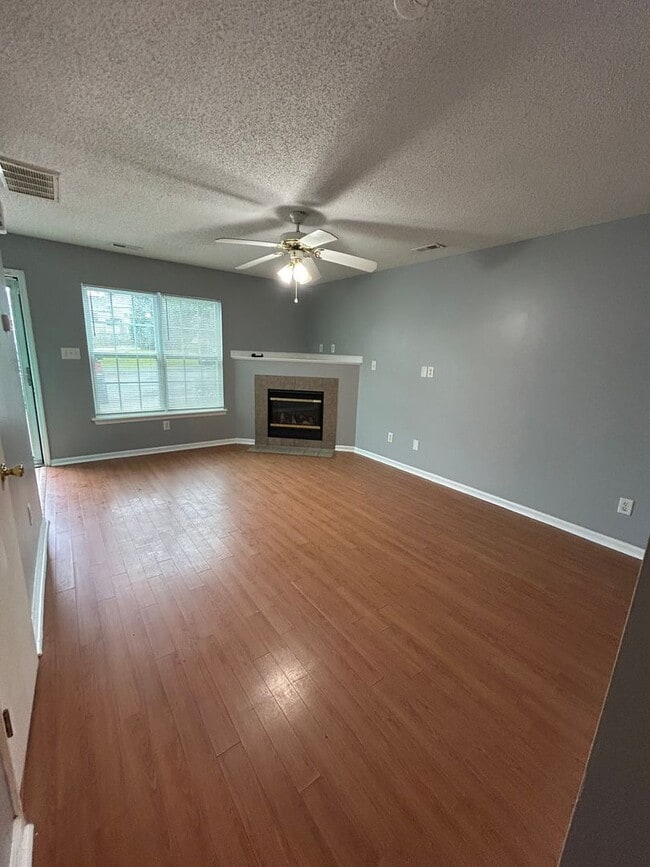 Building Photo - Cozy up in this Townhome!