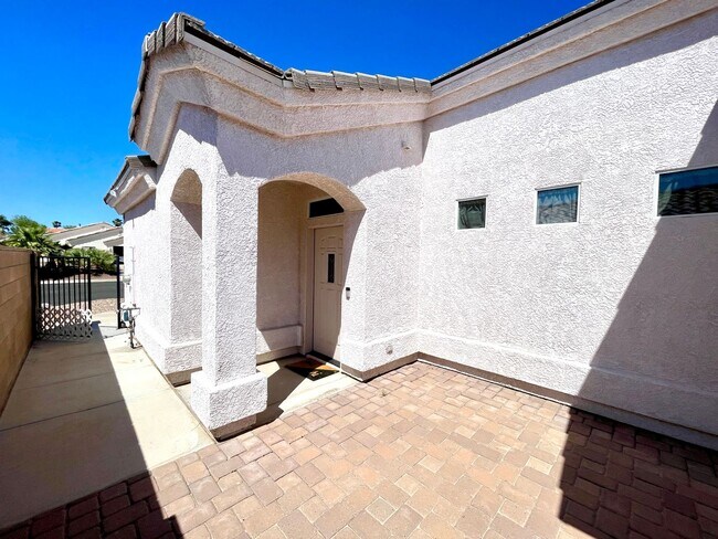 Foto del edificio - Charming 3 Bedroom Home in El Camino Villa...