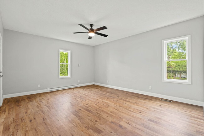 Building Photo - 208 S Swan St