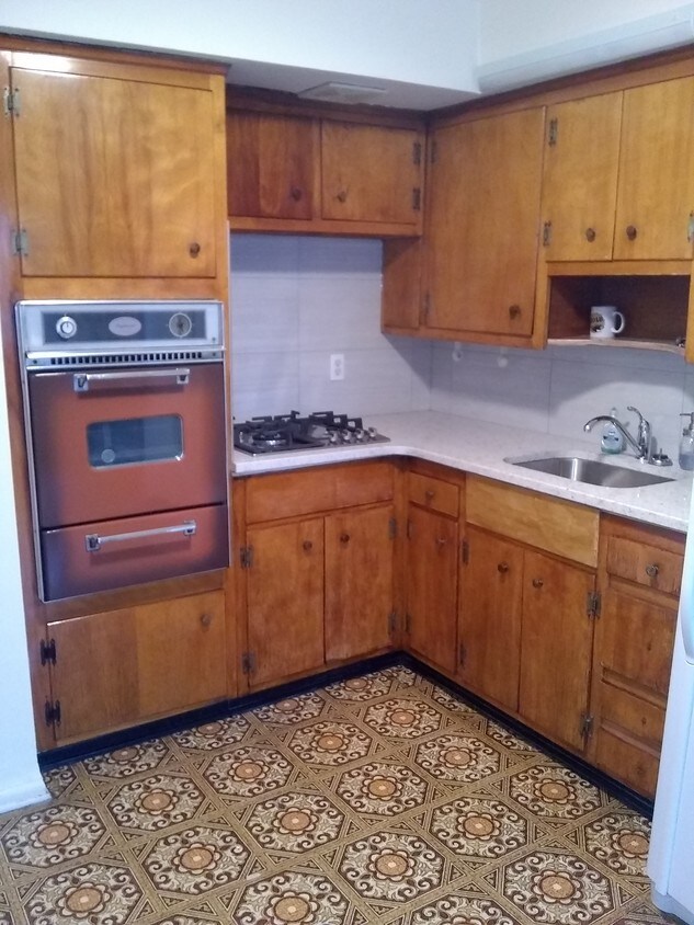 kitchen - 59-05 Kissena Blvd