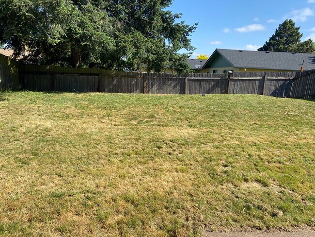 Patio con cerca 4565 - 4565 Liberty Street