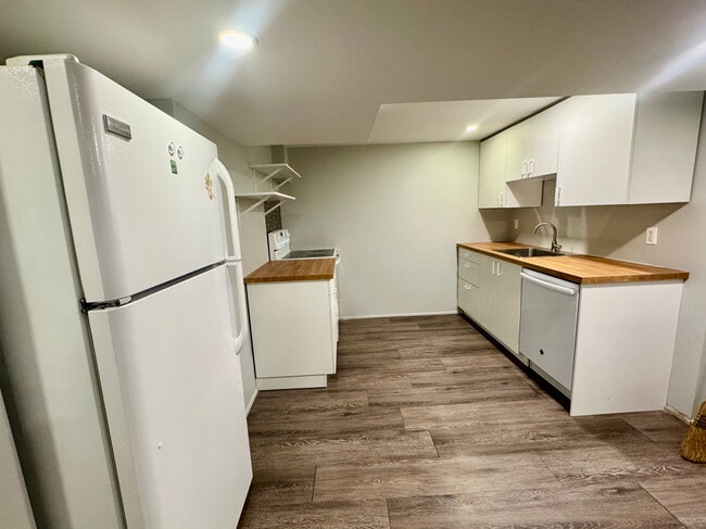 Building Photo - 2 Bedroom Basement Apartment – All Utiliti...