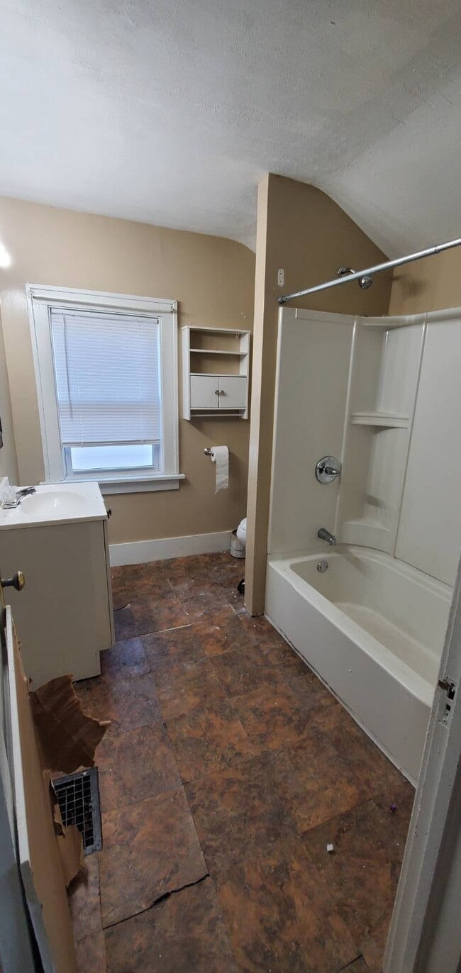 Building Photo - 1213 Woodland Ave SE