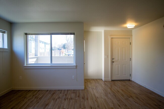 Foto del edificio - Modern 2 Bedroom with DW, W/D, Patio + Pet...