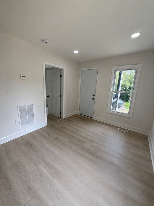 Foto del edificio - 7612 Hackett Ave