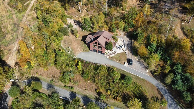 Foto del edificio - 570 Long Mountain Rd