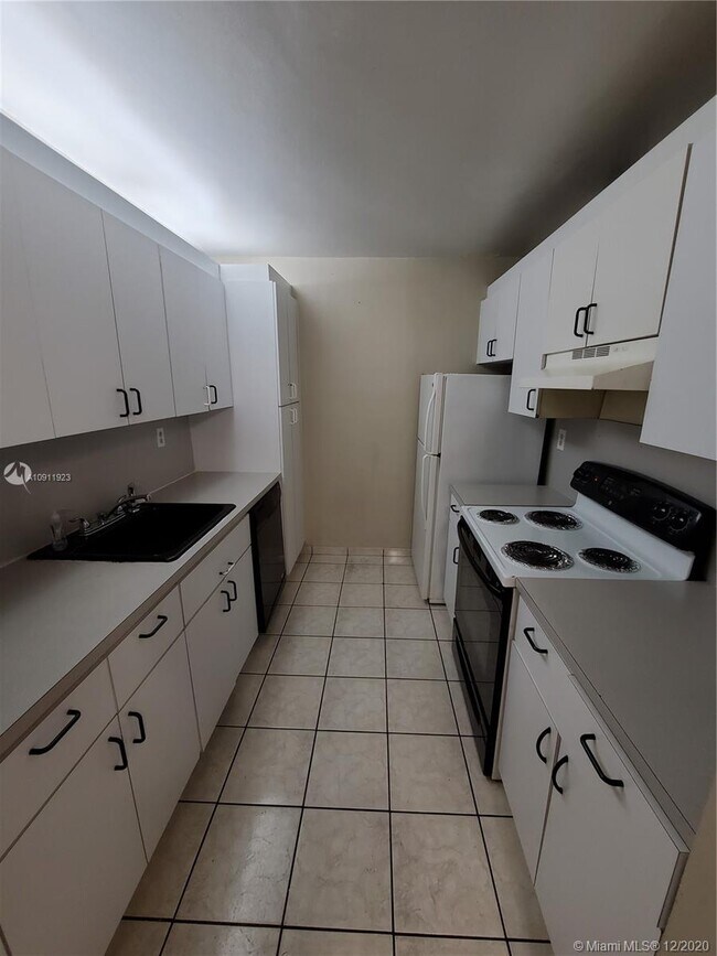 Building Photo - 7140 Fairway Dr