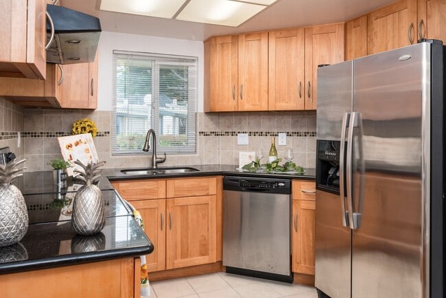 Building Photo - Excellent lower level Condo in Gated Warm ...