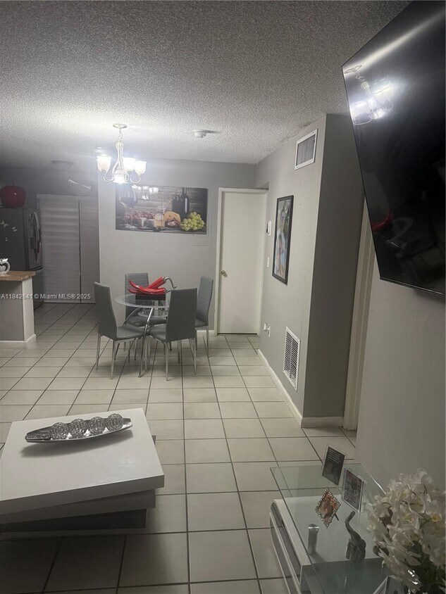Foto principal - 2740 W 63rd St