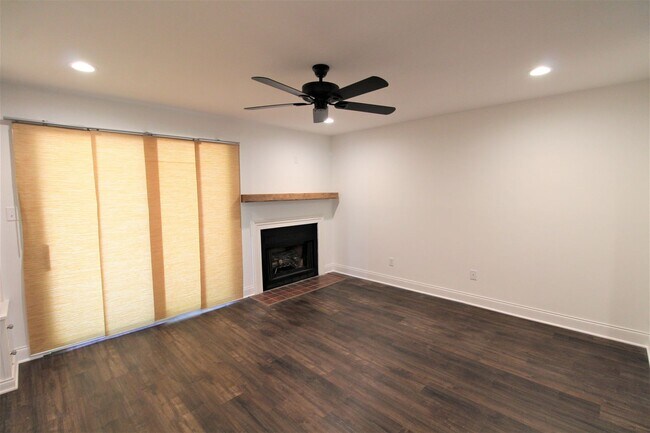 Building Photo - (Coming Soon) 2 Bedroom Condo In South Park!