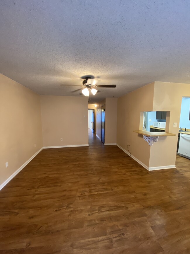 Building Photo - 210 W Austin St