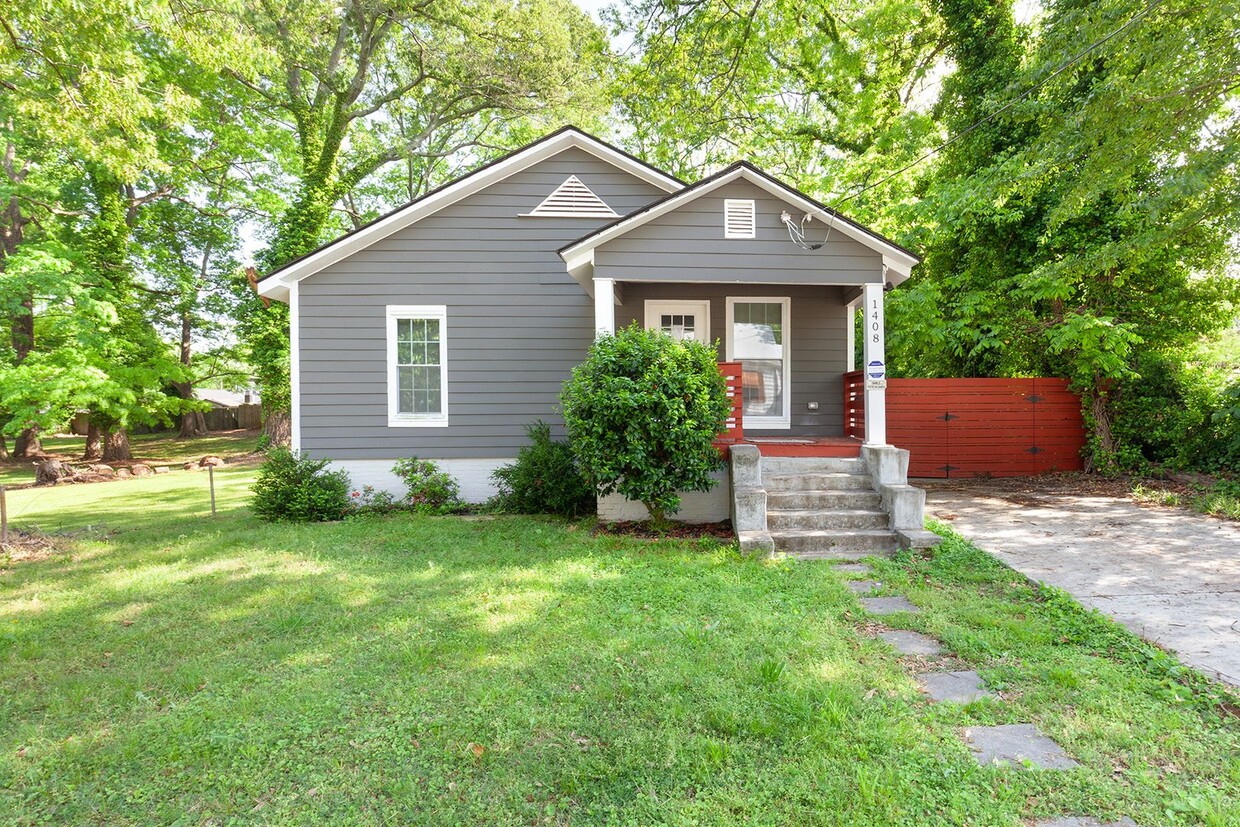Foto principal - Updated 3bd/2ba Ranch Blocks From Downtown...