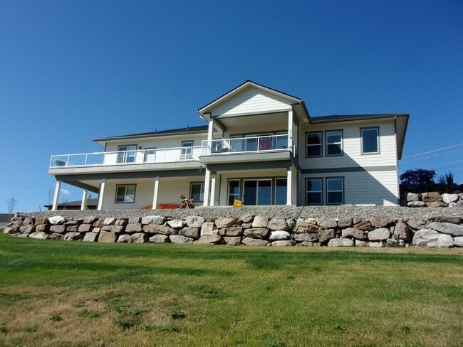 Building Photo - Beautiful 5 bedroom, 4 bath home with wrap...
