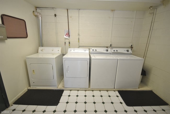 Building Photo - 1 br, 1 bath Apartment - 723 W Madison St