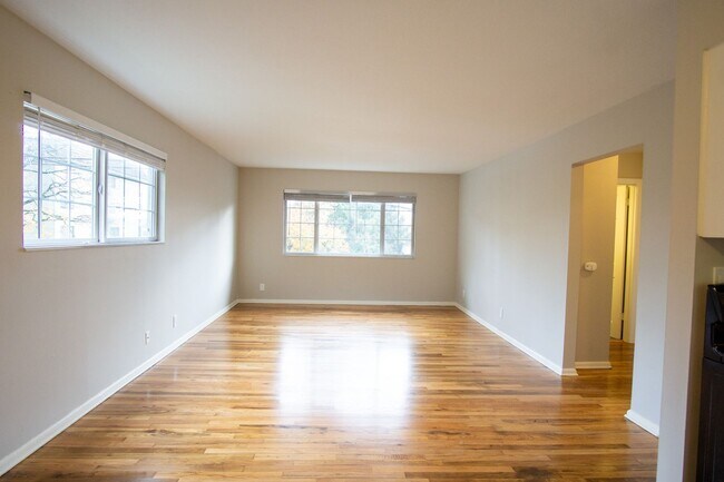 Foto del edificio - John's Landing Corner 2-Bedroom w/ Hardwoo...