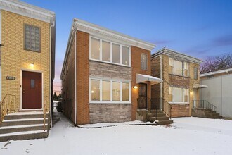 Building Photo - 6017 W Montrose Ave