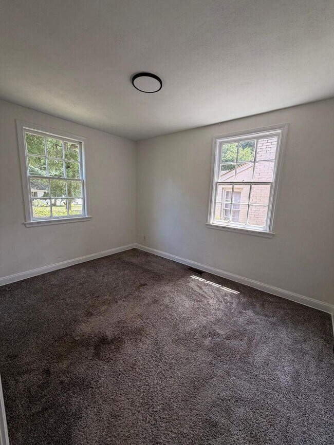 Foto del edificio - Updated, Clean & Ready for You!