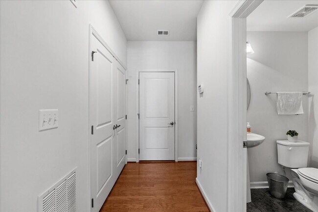 Building Photo - Stunning Luxury Townhome for Rent in Westmoore!