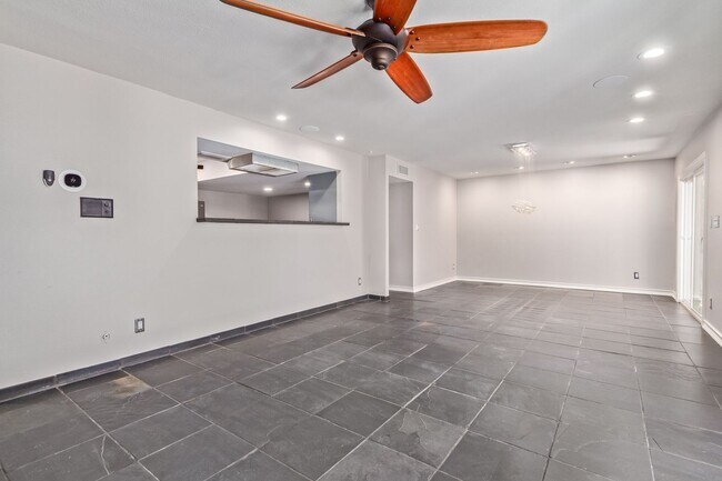 Building Photo - Stunning Tri-Level 6 bedroom home with POO...