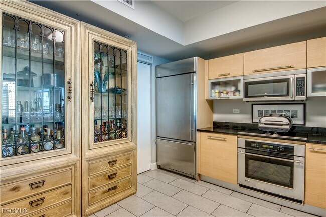 Foto del edificio - 3000 Oasis Grand Blvd