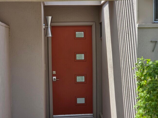 Foto del edificio - 723 E Louise Dr