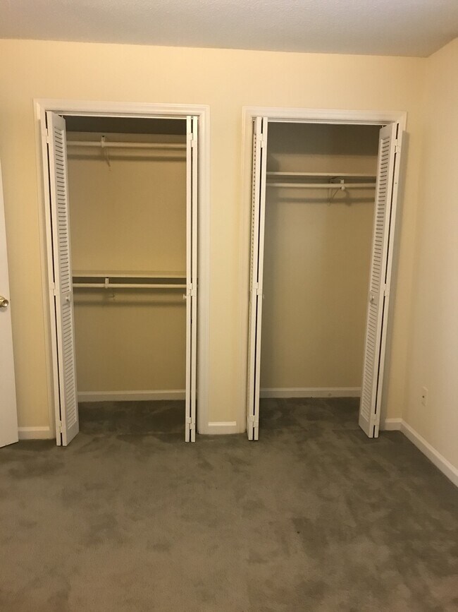 Building Photo - 228 Bridgefield Pl