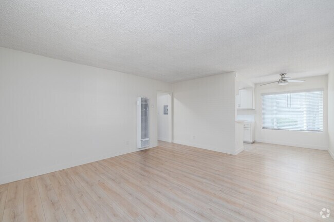 2 habitaciones, 2 baños - 830 pies cuadrados - Sala de estar - Pacific Lanai Apartments