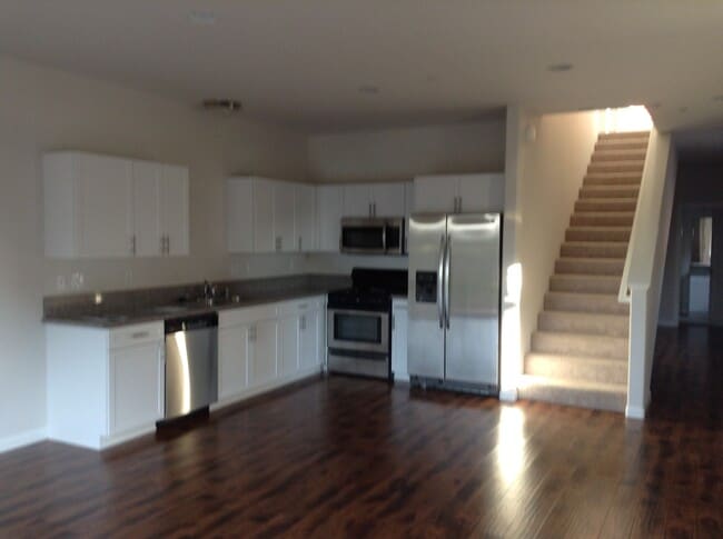 Building Photo - 866 Lawrence Dr