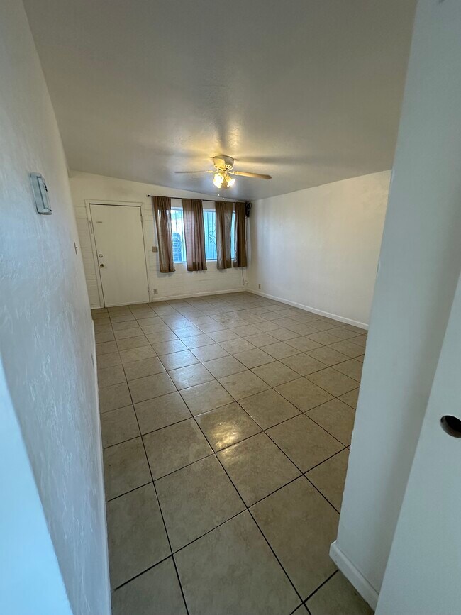 Foto del edificio - 1053 E Prince Rd