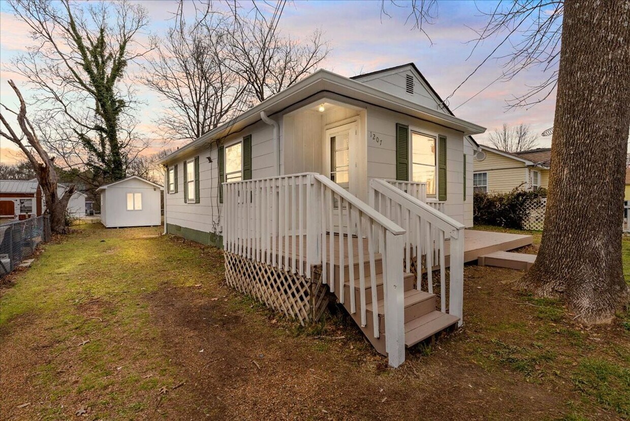 Primary Photo - Renovated East Ridge 2 Bedroom with Large ...