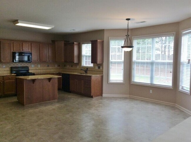 Building Photo - 110 Village Green Cir