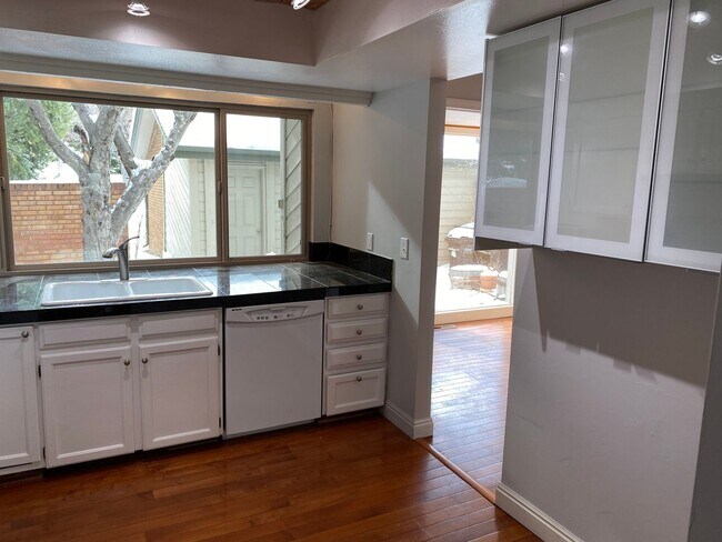Foto del edificio - 4 Bed 3.5 Bath Wonderland Hill Townhouse