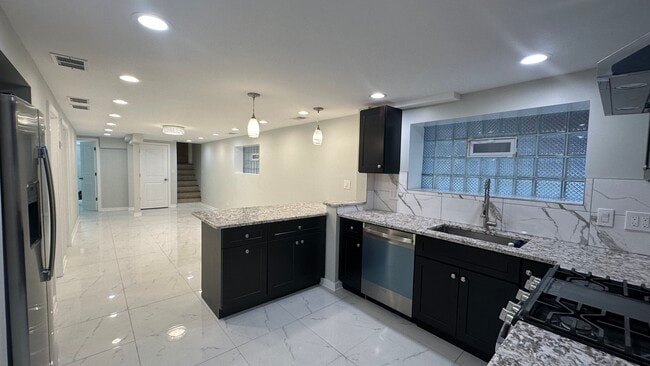 Building Photo - 5405 N Campbell Ave