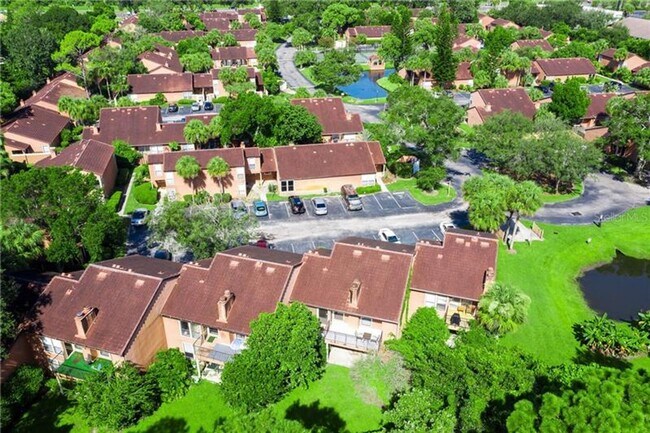 Foto del edificio - Beautiful Remodeled First Floor 2/2 Condo ...