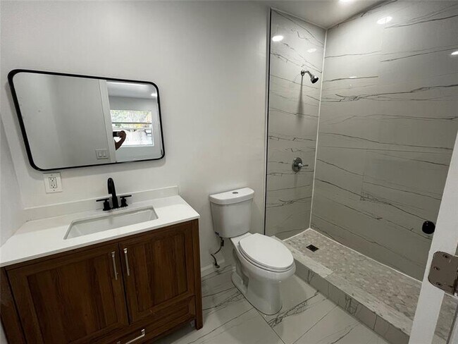 Foto del edificio - 136 NE 60th St