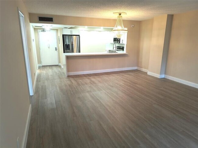 Foto del edificio - 10777 W Sample Rd