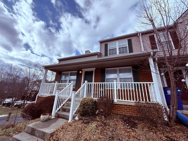 Building Photo - 3 Bedroom, 2 Bath End Unit Townhouse