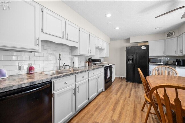 Building Photo - 154 Oakwood Dr