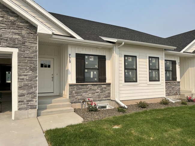 Building Photo - 775 Silvermaple Dr