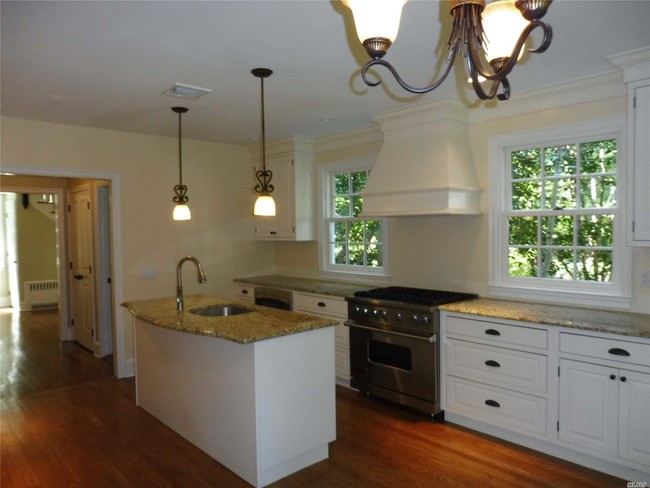 Foto del edificio - 64 Cove Neck Rd