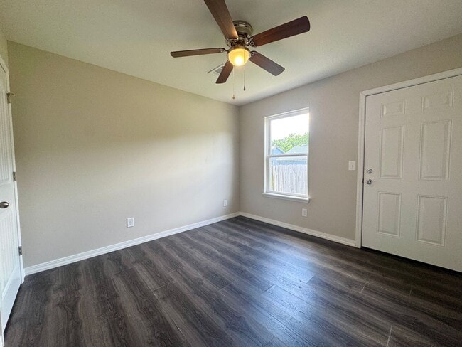 Building Photo - 2 Bedroom/2 Bathroom Triplex Unit in Southside