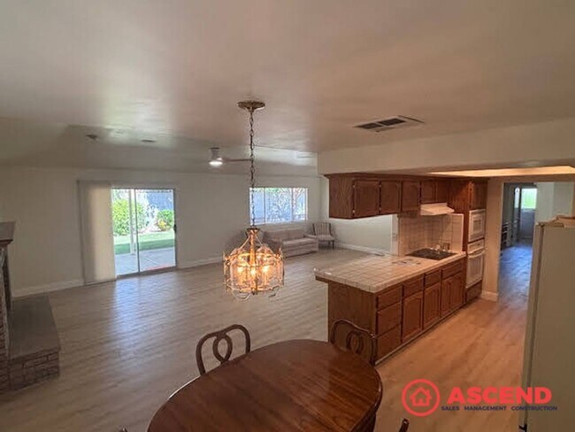 Foto del edificio - Spacious 3 Bed / 2 Bath with Fireplace, Garage & Gardener Included