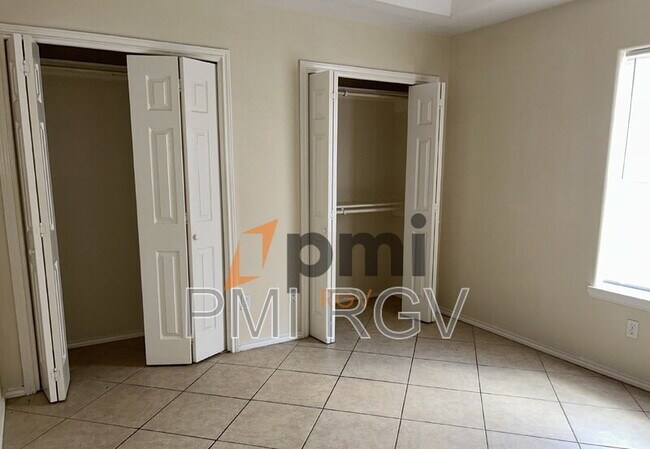 Foto del edificio - 220 W Albatross Ave