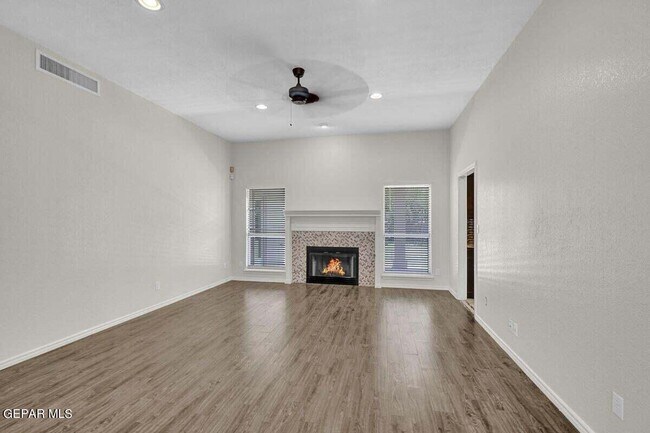 Building Photo - 1100 Regal Ridge Dr