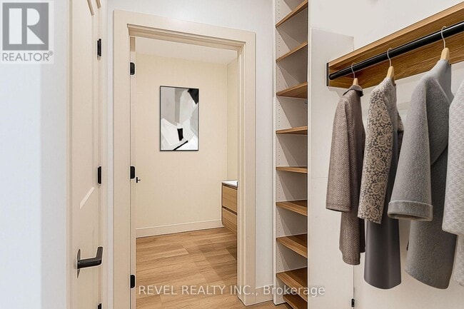 Building Photo - 4390 Hillview Dr